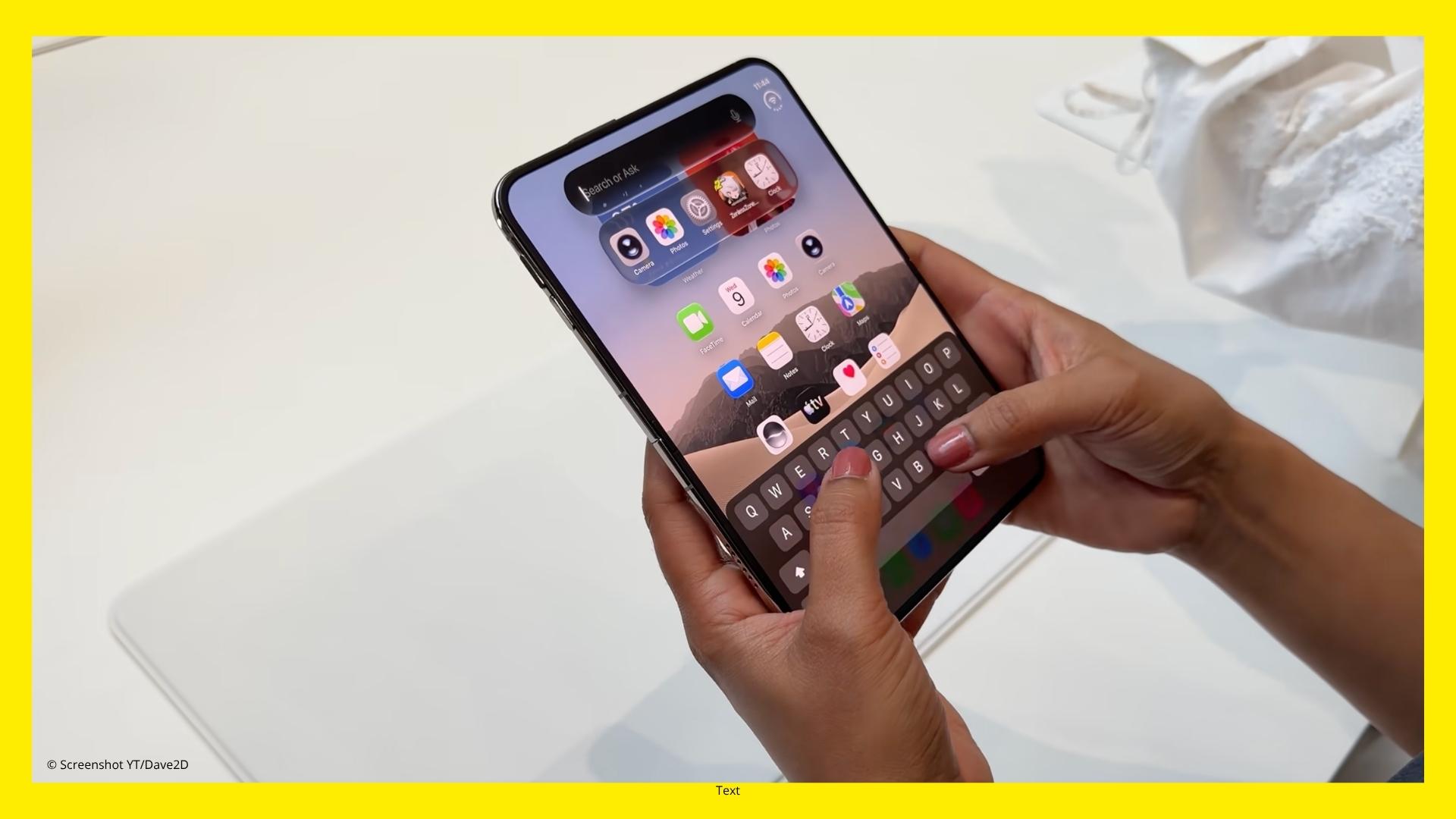 Person tippt auf der Bildschirmtastatur eines iPhone Duo