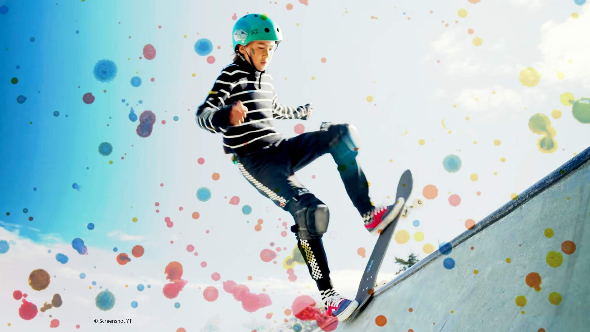 Talentiertes Kind mit Helm und Schutzausrüstung bei einem Skateboard-Trick auf einer Rampe